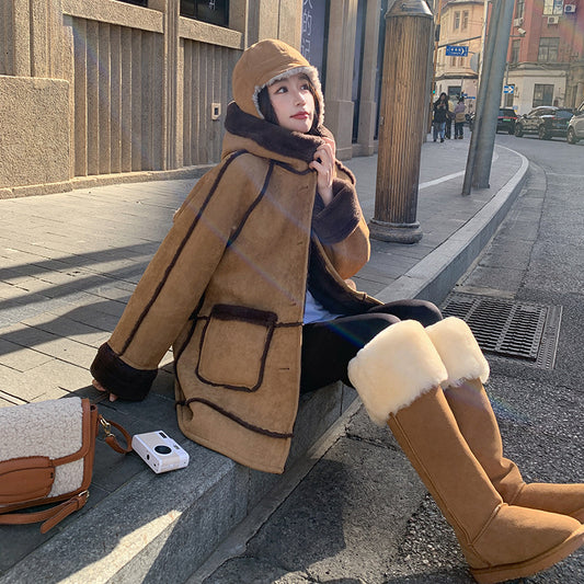 Abrigo efecto ante con capucha y borreguito marrón – look sentada
