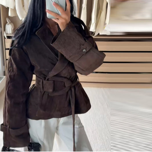 Chaqueta efecto ante con cinturón en marrón – vista frontal