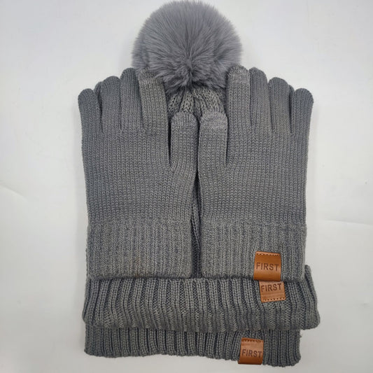 Conjunto de canalé con pompón, bufanda y guantes – foto 2
