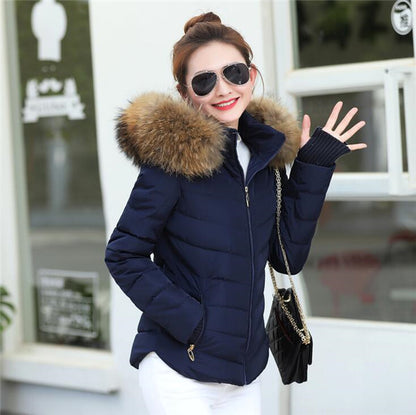 Parka acolchada corta con capucha de pelo en color azul marino