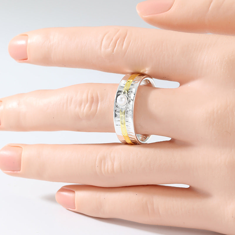 Anillo ancho texturizado con perla