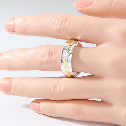 Anillo ancho texturizado con perla