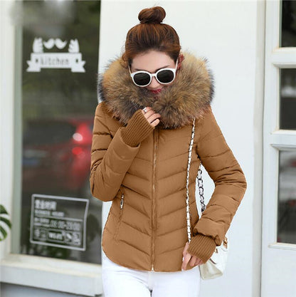 Parka acolchada corta con capucha de pelo en color marrón