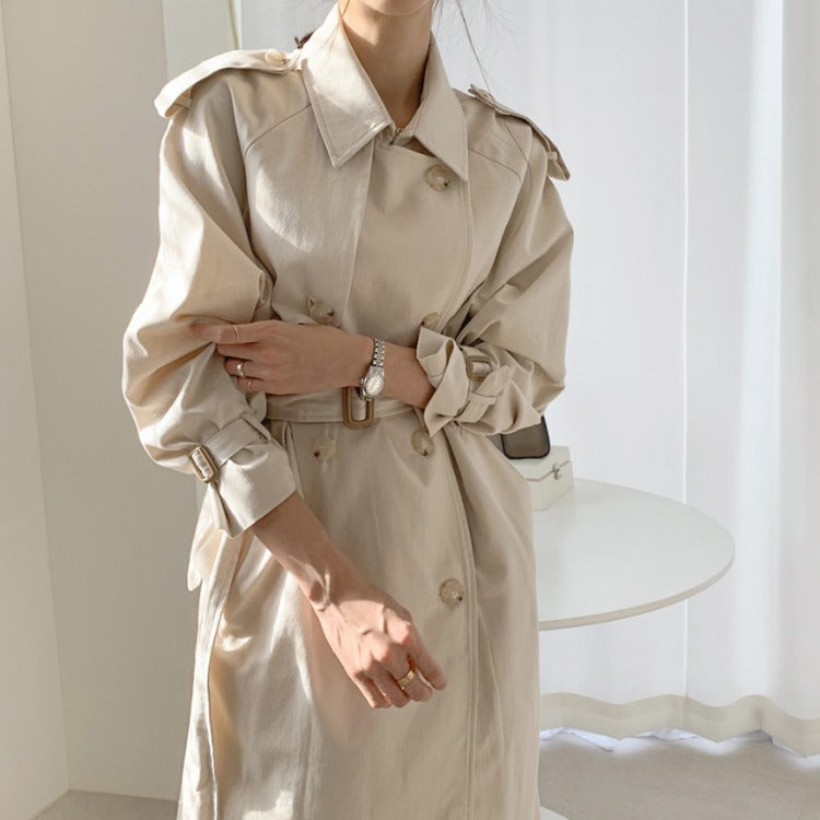 Gabardina larga con cinturón – detalle