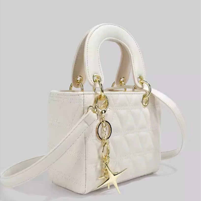 Bolso de mano acolchado con charms