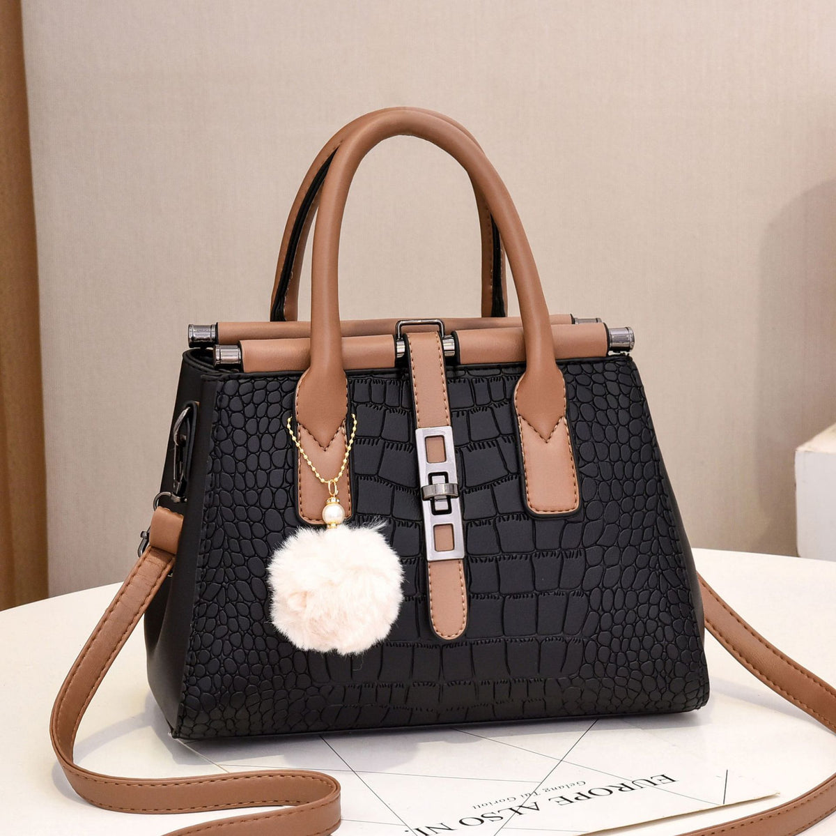 Bolso Boston con pompón
