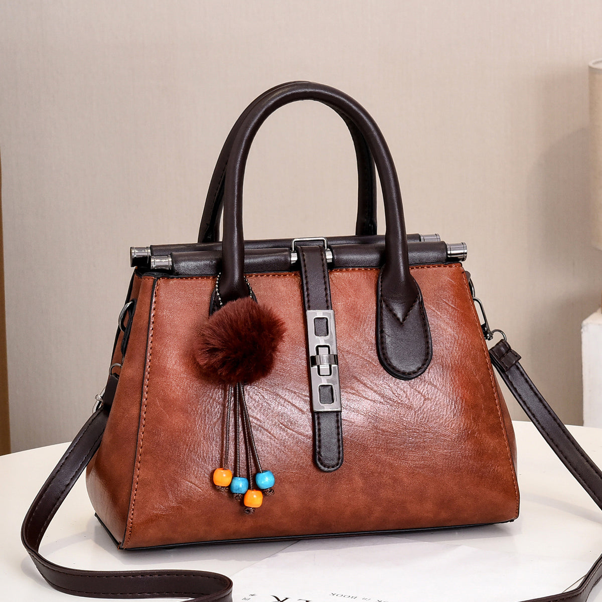 Bolso Boston con pompón – foto 12