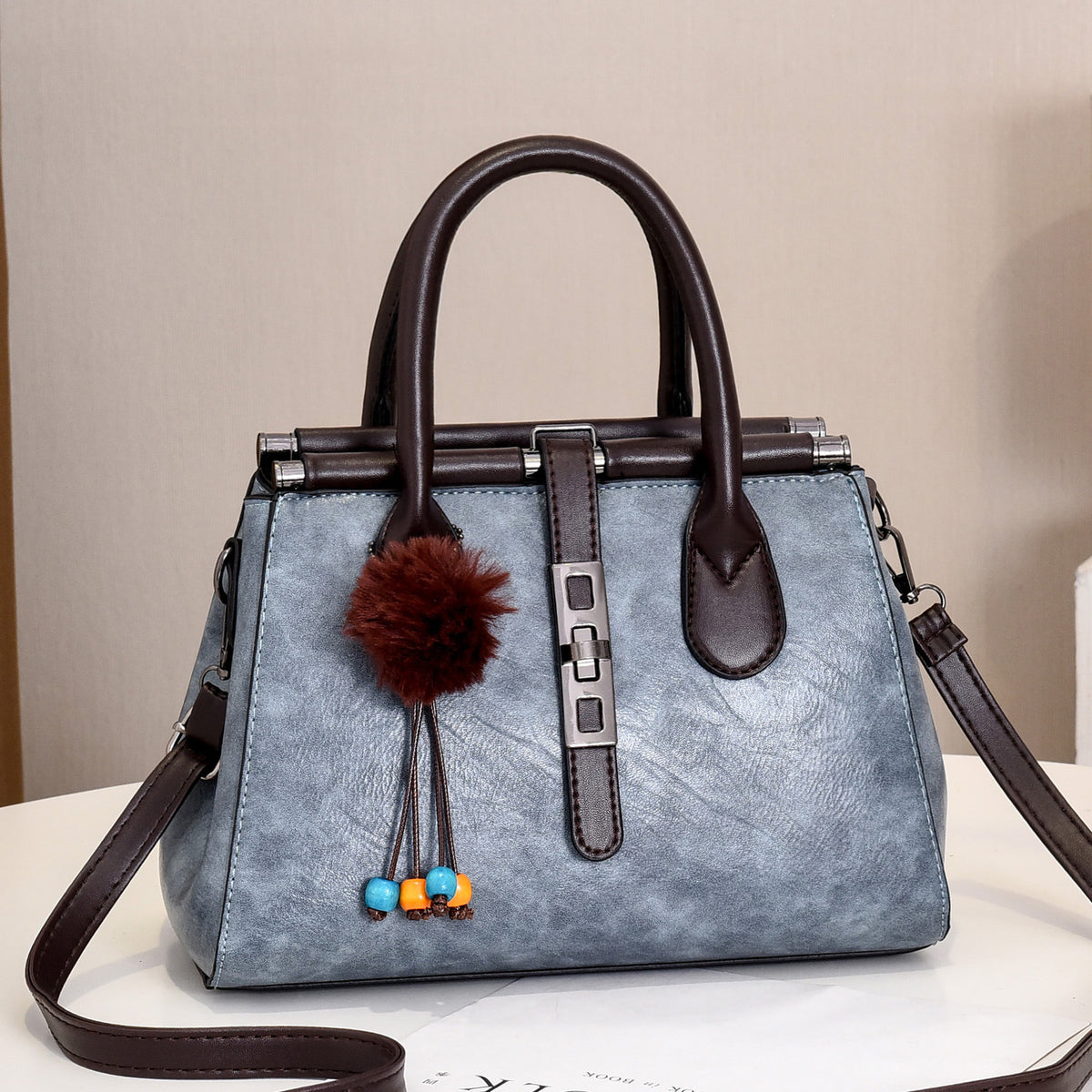 Bolso Boston con pompón – foto 10