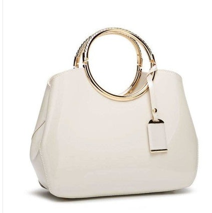 Bolso de charol con asas de aro