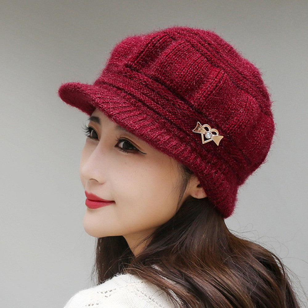 Boina de punto con visera y broche