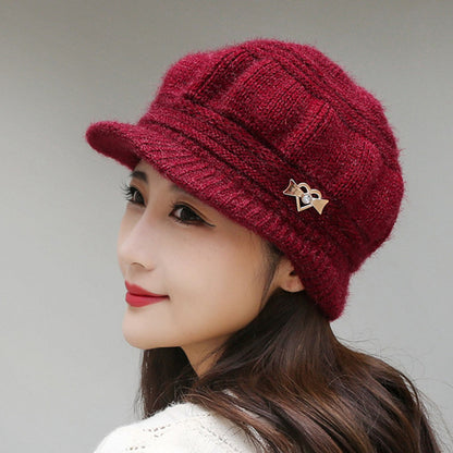Boina de punto con visera y broche