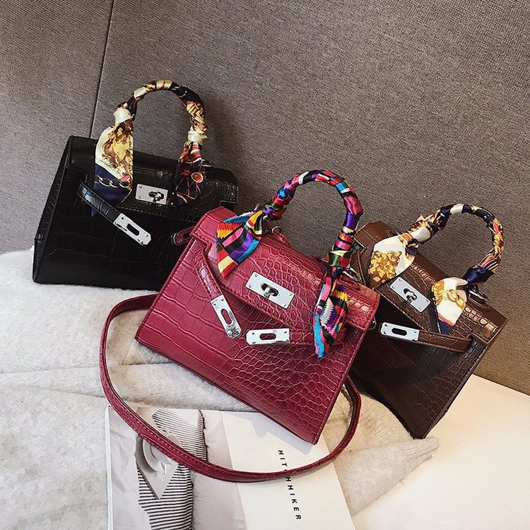 Bolso de mano con pañuelo