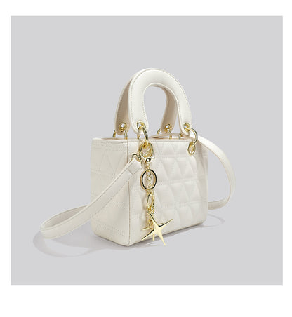 Bolso de mano acolchado con charms – foto 8