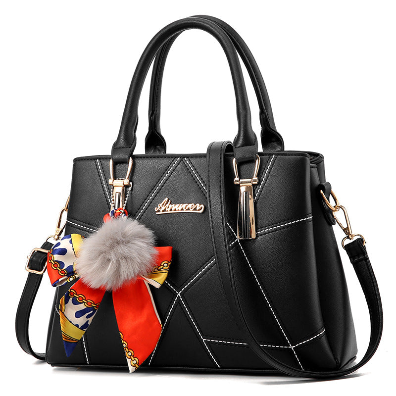 Bolso de mano con colgante de pelo