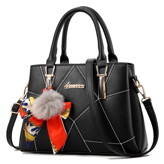 Bolso de mano con colgante de pelo