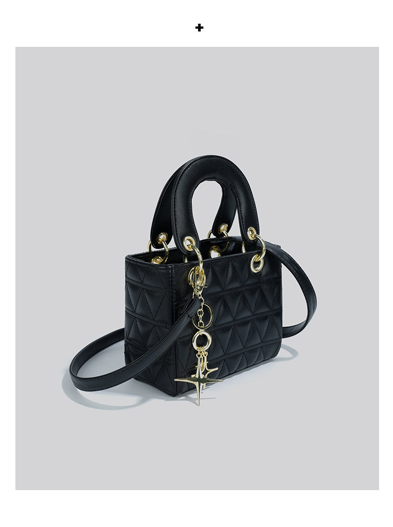 Bolso de mano acolchado con charms – foto 10