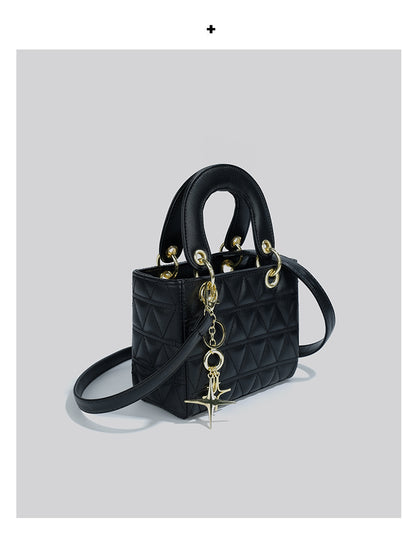 Bolso de mano acolchado con charms – foto 10