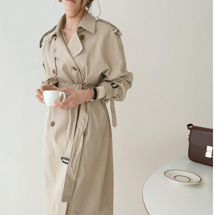 Gabardina larga con cinturón – look