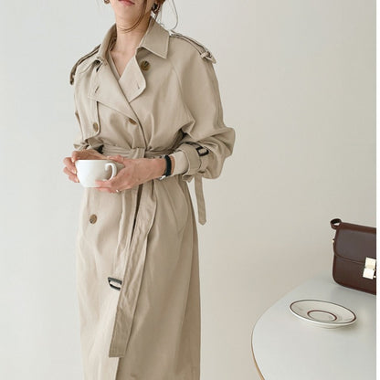 Gabardina larga con cinturón – look