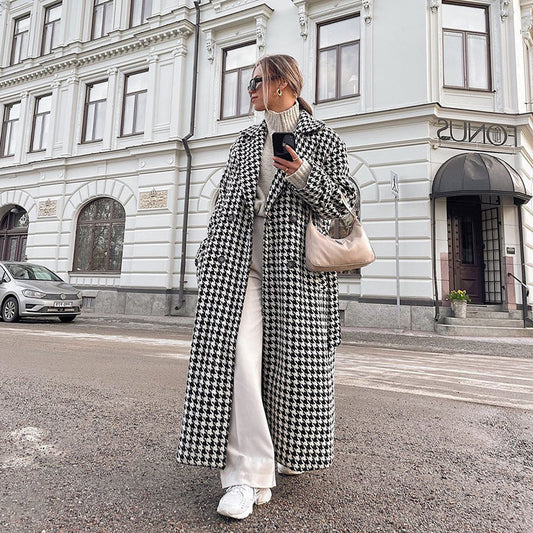 Abrigo largo de pata de gallo con cinturón – look de calle