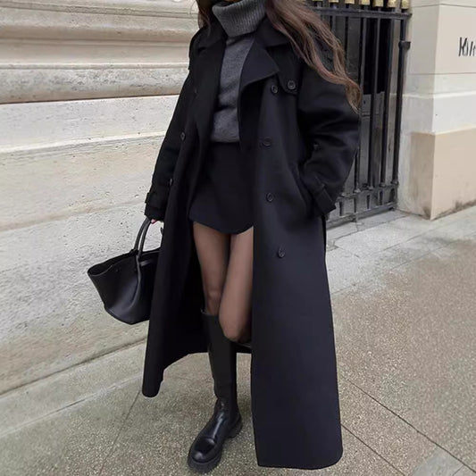 Abrigo largo con solapa y cinturón en negro – look
