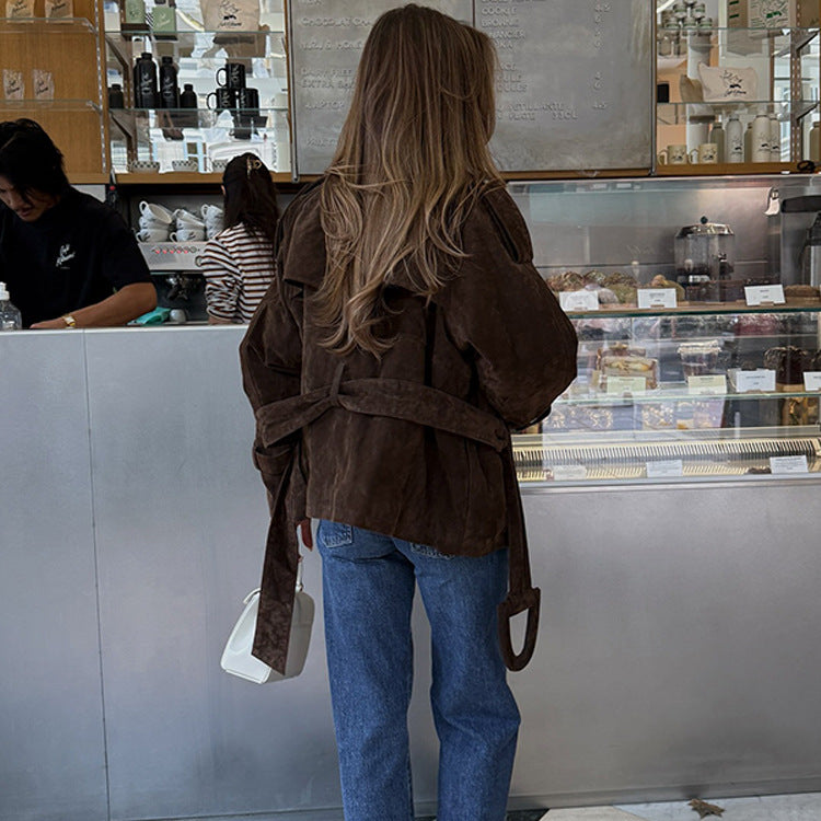 Chaqueta efecto ante con cinturón en marrón – look de calle