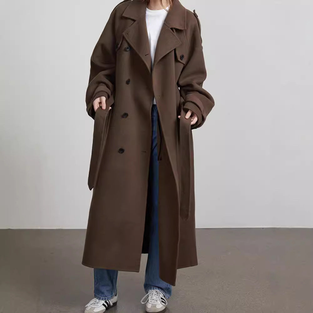 Abrigo largo con solapa y cinturón en marrón – look