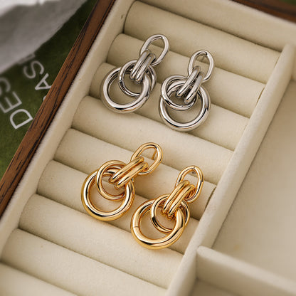 Pendientes de aros entrelazados