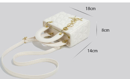 Bolso de mano acolchado con charms – foto 7
