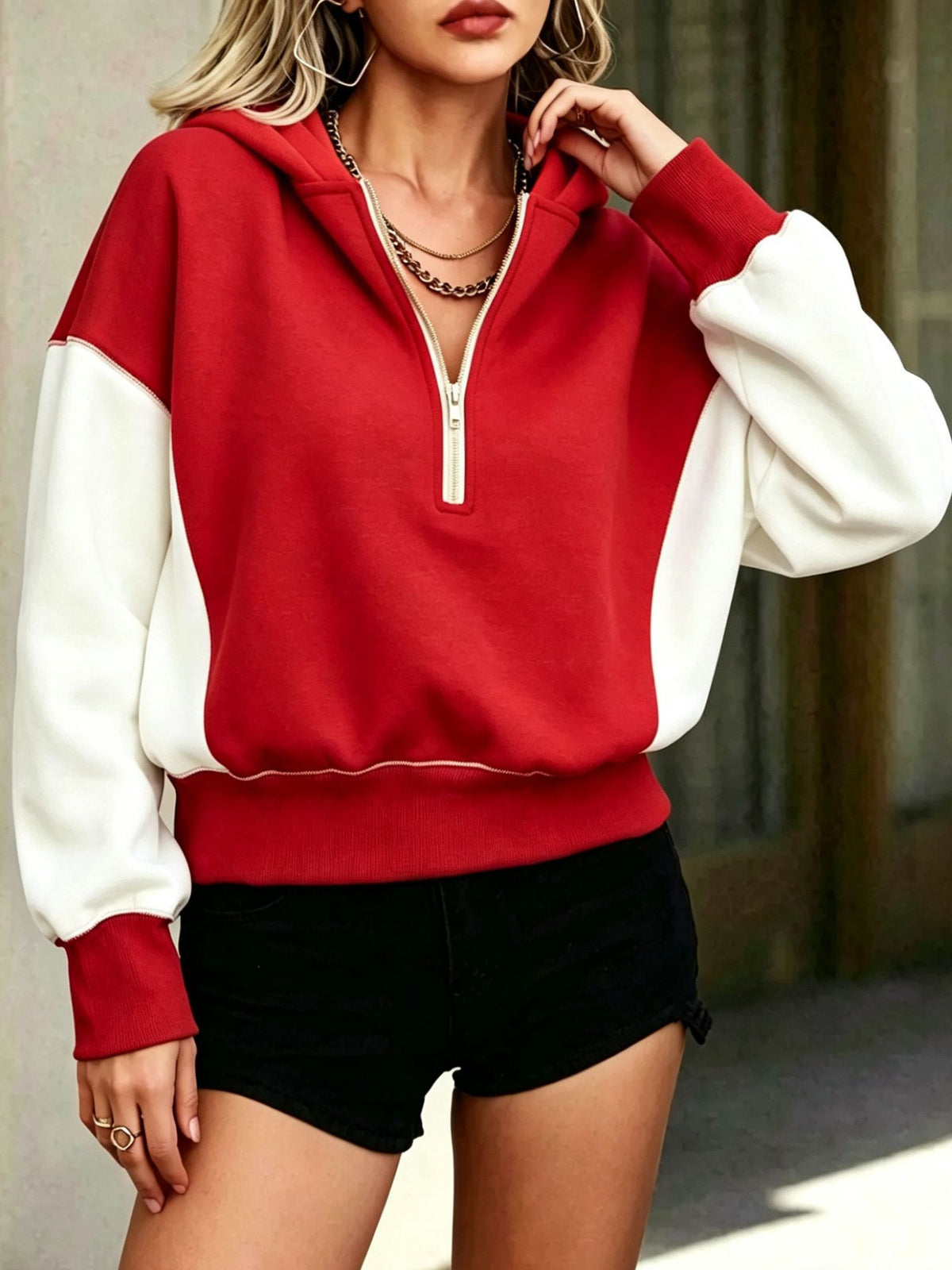 Sudadera corta con capucha y media cremallera bicolor – foto 3