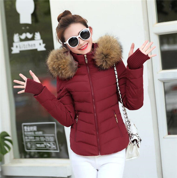 Parka acolchada corta con capucha de pelo en color burdeos