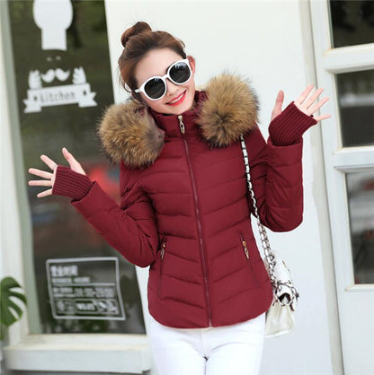 Parka acolchada corta con capucha de pelo en color burdeos