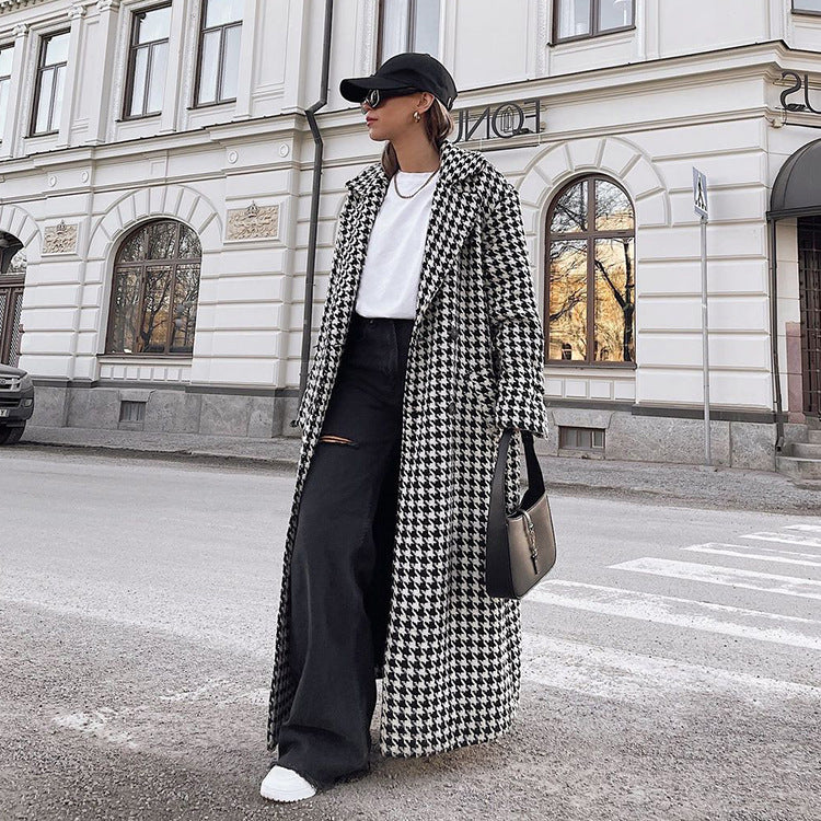 Abrigo largo de pata de gallo con cinturón – look abierto