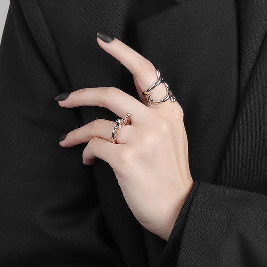Anillo abierto de líneas cruzadas