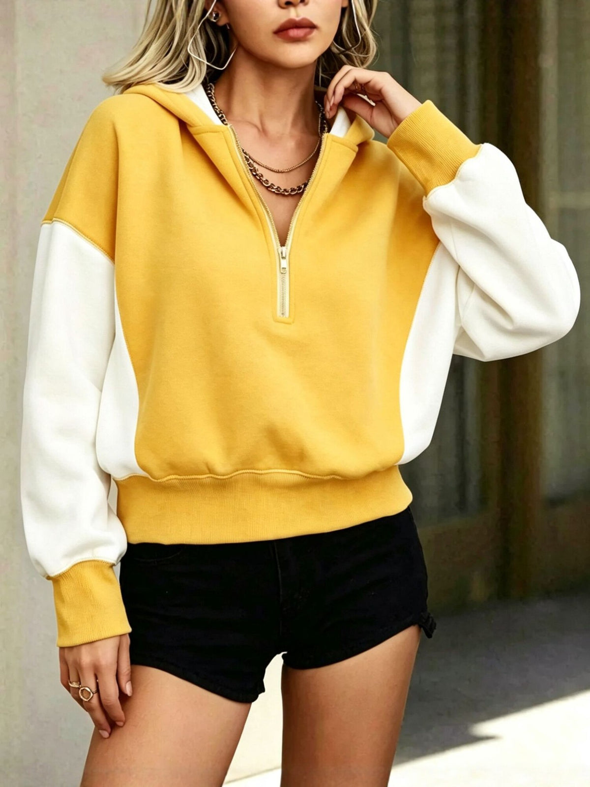 Sudadera corta con capucha y media cremallera bicolor – foto 5