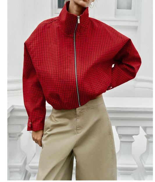 Cazadora bomber de cuadros – look con modelo