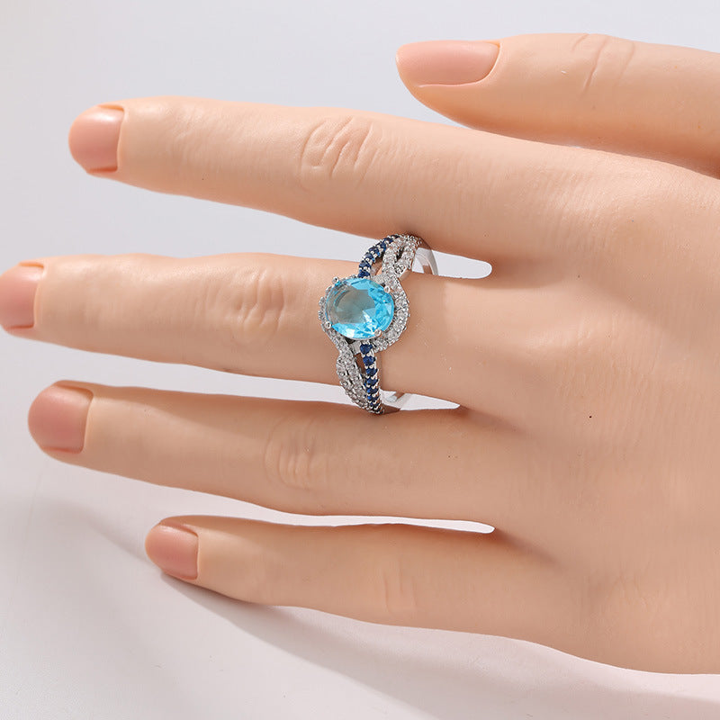 Anillo con cristal azul y circonitas