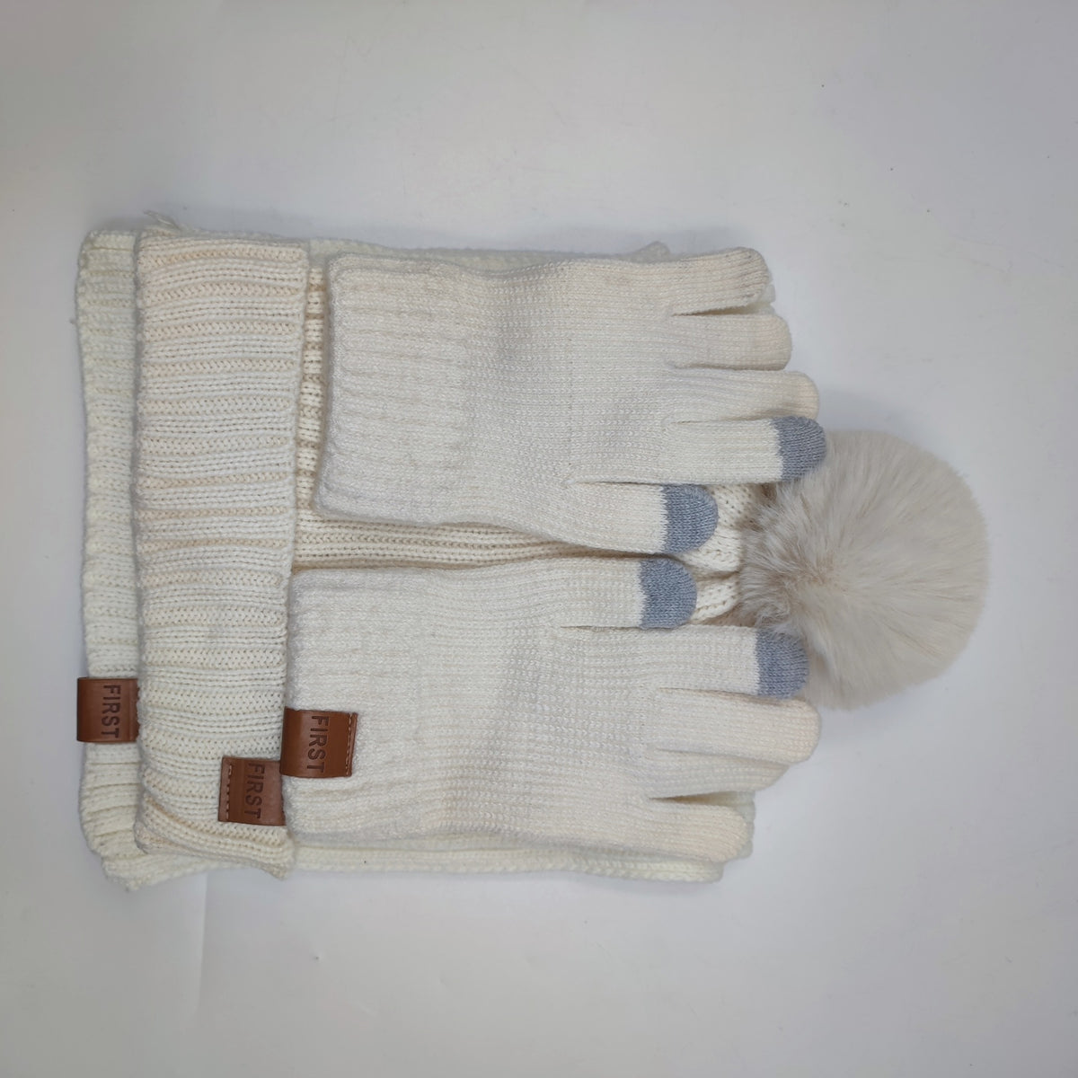 Conjunto de canalé con pompón, bufanda y guantes – foto 3