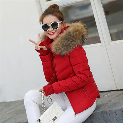 Parka acolchada corta con capucha de pelo en color rojo