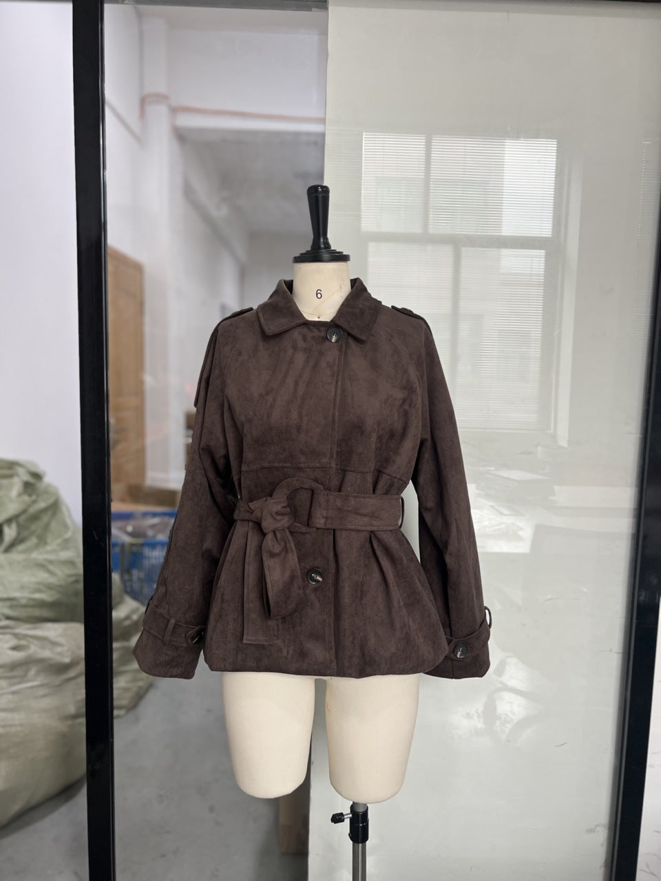 Chaqueta efecto ante con cinturón en marrón