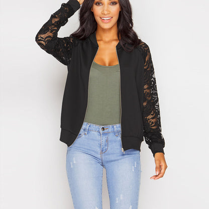 Chaqueta bomber con mangas de encaje en color negro