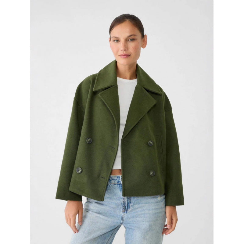 Chaquetón corto cruzado efecto paño en verde militar – look