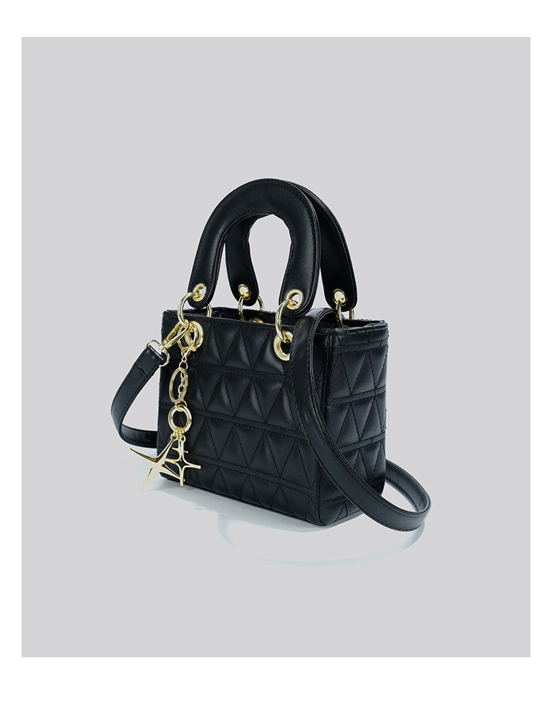 Bolso de mano acolchado con charms – foto 4