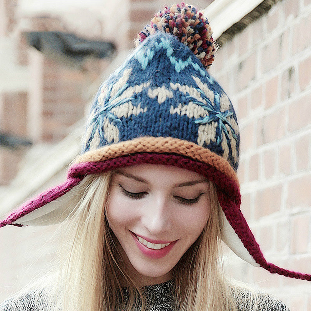Gorro nórdico con orejeras y pompón