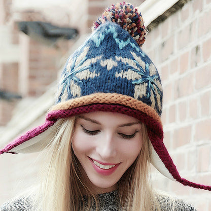 Gorro nórdico con orejeras y pompón