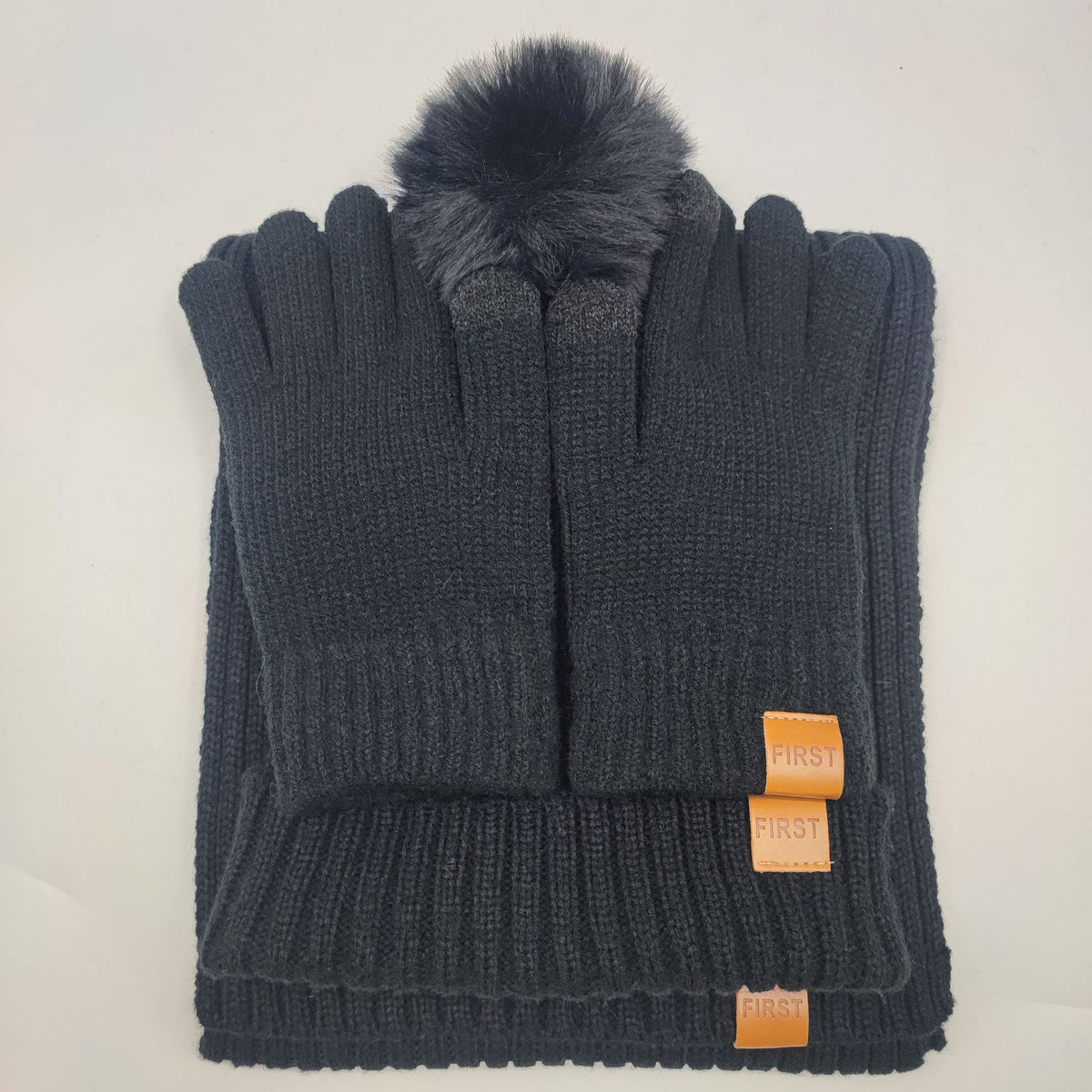 Conjunto de canalé con pompón, bufanda y guantes – foto 4