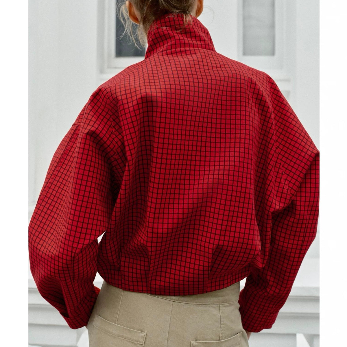 Cazadora bomber de cuadros en rojo – detalle del cuello