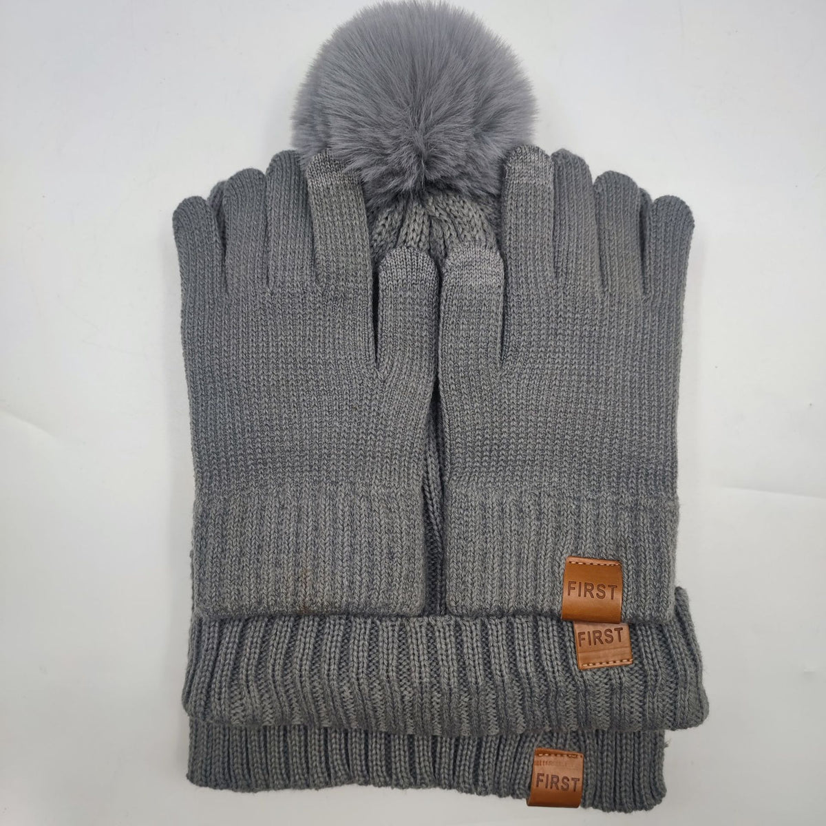 Conjunto de canalé con pompón, bufanda y guantes – foto 2